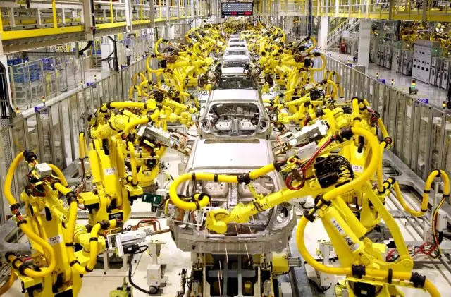工業(yè)機(jī)器人已經(jīng)在汽車廠、船艇廠等工作場景證明了自己的價值