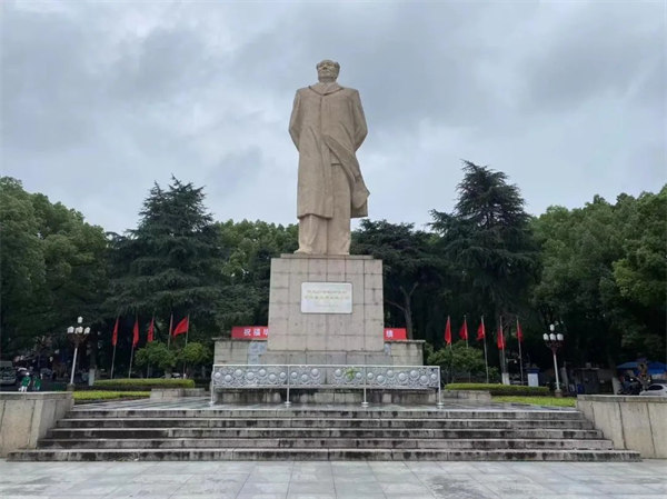 湖南大學(xué)，毛主席雕像